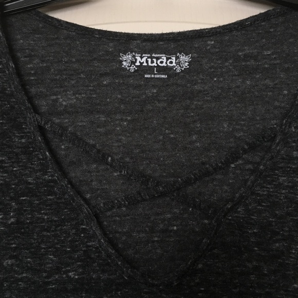 Quarter length cross strap chest gray tee - Picture 2 of 5